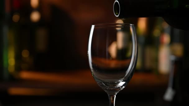 Wein Ins Glas Gießen — Stockvideo