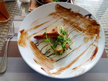 Tabakta bir tavuk tabağı