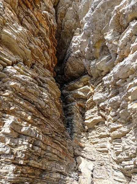 褐色の天然石峡を背景に — ストック写真