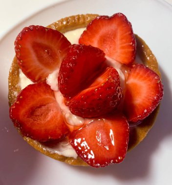 Çilekli ve kremalı kek. Yakın plan.