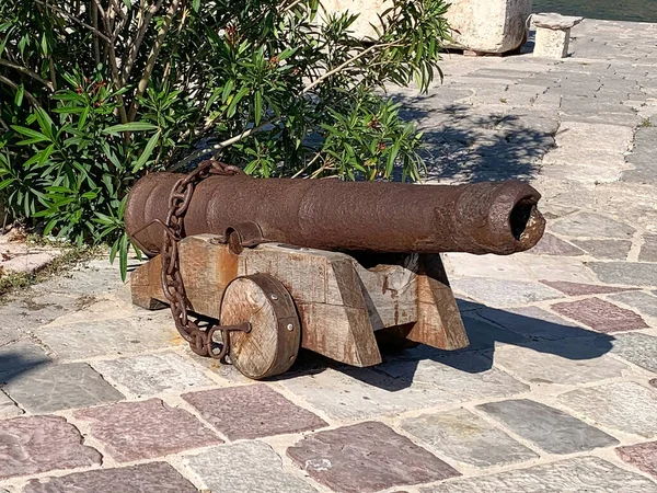 Vecchio Cannone Arrugginito Sulla Base Legno — Foto Stock