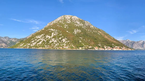 Arkasında dağlar olan su yüzeyi