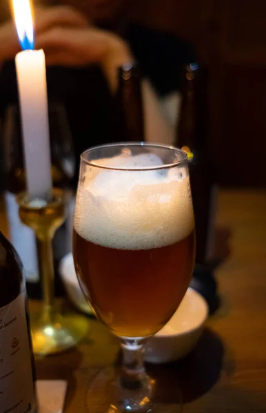 Bira ve bir bardak şarap bardaki ahşap masada..
