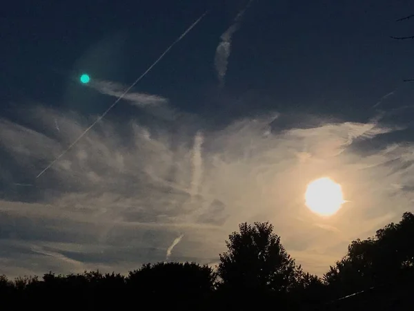 Haze Encheu Céu Ocidental Como Sol Começa Pôr Desaparecer — Fotografia de Stock