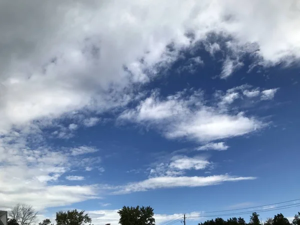 Ουίσκι Σύννεφα Που Περνούν Ζεστή Ημέρα Του Φθινοπώρου — Φωτογραφία Αρχείου