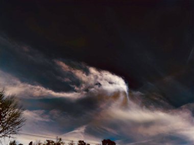 Çok garip bir gökyüzü, bilim kurgu filmlerinden fırlamış gibi. Bulutlar doğu ufuk çizgisinde garip şekiller alıyor..