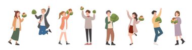 Ejderha Teknesi Festivali için geleneksel Çin yemeği olan 8 moda erkek ve kadın: Zongzi, bambu yapraklarına sarılı yapışkan pirinç