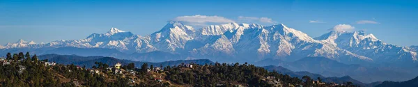 Himalaya Dağları 'nın Kasardevi, Nanital, Uttarakhand, Kumani Sıradağları' ndaki panoramik manzarası. Himalaya Panoramik Fotoğrafçılık