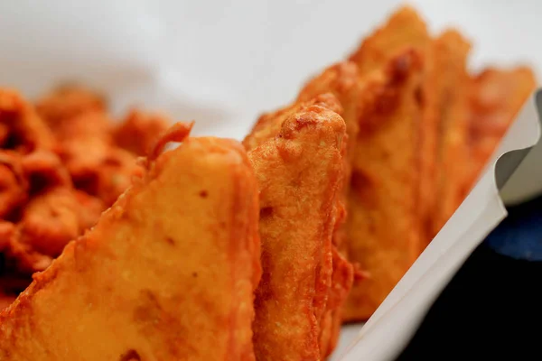 Sandviç ekmeği Pakora ya da Pakoda üçgeniyle servis edilen domates ketçapı, yeşil turşu, popüler Hint çay saati atıştırmalığı.