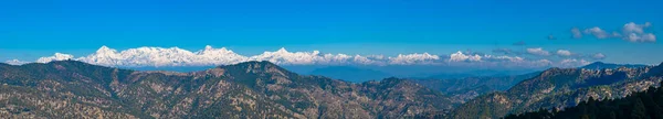 Panchuli tepelerinin panoramik manzarası Himalaya 'nın büyük dağlarına küçük bir köy olan Nanital Bakış Alanı, Kumaon Bölgesi, Uttarakhand, Hindistan' dan düşer..