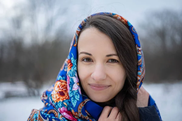 Girl Winter Forest Pavloposadsky Scarf Girl Walks Winter Forest Blue — Fotografia de Stock