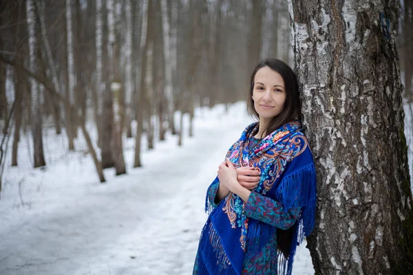 Girl Winter Forest Pavloposadsky Scarf Girl Walks Winter Forest Blue — Fotografia de Stock