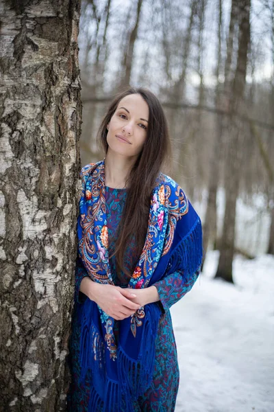 Uma Menina Uma Floresta Inverno Lenço Pavloposadsky Menina Caminha Pela — Fotografia de Stock