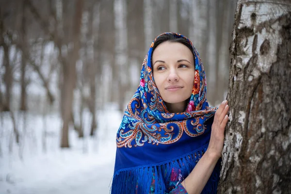 Uma Menina Uma Floresta Inverno Lenço Pavloposadsky Menina Caminha Pela — Fotografia de Stock