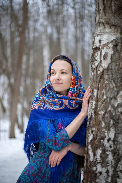 Girl Winter Forest Pavloposadsky Scarf Girl Walks Winter Forest Blue — Fotografia de Stock
