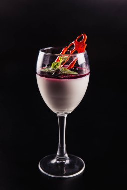 Siyah arkaplanda tatlı kokteyli