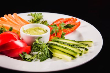 Karışık sebze ve sos.