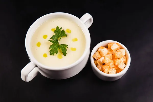 Sup Susu Dengan Kerupuk Pada Latar Belakang Hitam — Stok Foto