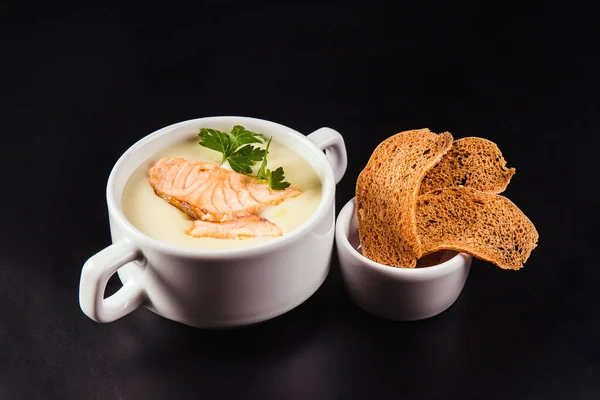 Sup Susu Dengan Salmon Dan Kerupuk Pada Latar Belakang Hitam — Stok Foto