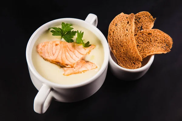 Sup Susu Dengan Salmon Dan Kerupuk Pada Latar Belakang Hitam — Stok Foto