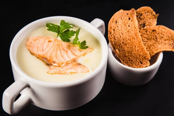 Sopa Leche Con Salmón Galletas Saladas Sobre Fondo Negro —  Fotos de Stock