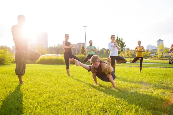Very Flexible Young Male Coach Shows Group Yogis Position — Stock Photo, Image