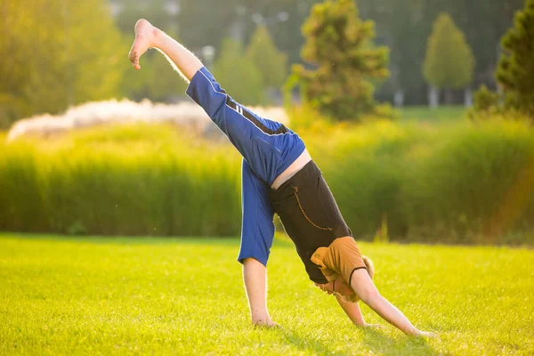 Joven Muy Flexible Haciendo Yoga Césped Atardecer —  Fotos de Stock