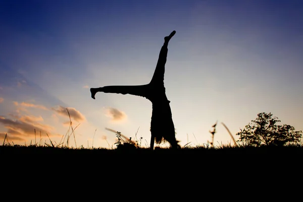Silhouet Van Een Yogi Bij Zonsondergang Oefeningen Voor Balans — Stockfoto