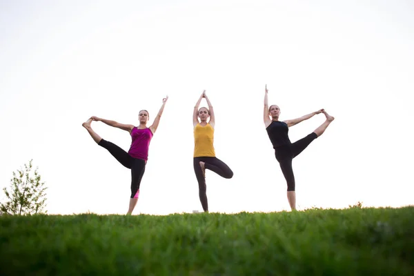 Tres Chicas Yoga Mantienen Equilibrio —  Fotos de Stock