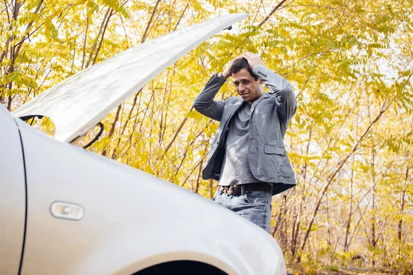 Homem Olha Sob Quota Carro Quebrado — Fotografia de Stock