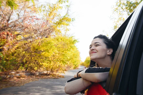 Feliz Sorrindo Jovem Mulher Olhando Para Fora Janela Carro Movimento — Fotografia de Stock