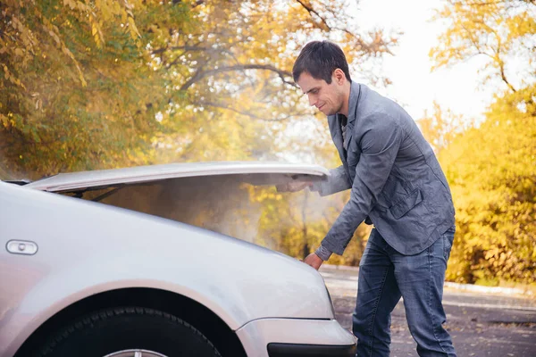 Homem Olha Debaixo Capô Aberto Carro Carro Avariou Estrada Motor — Fotografia de Stock