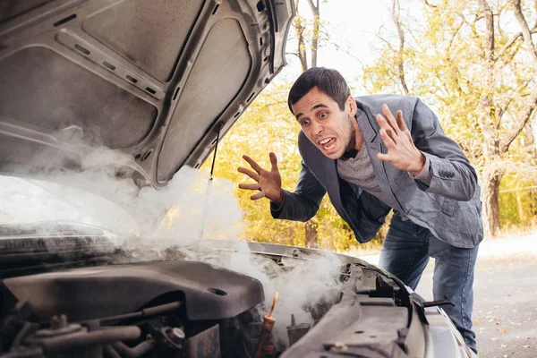 Чоловік Дивиться Під Відкритим Капюшоном Машини Машина Зламалася Дорозі Двигун — стокове фото