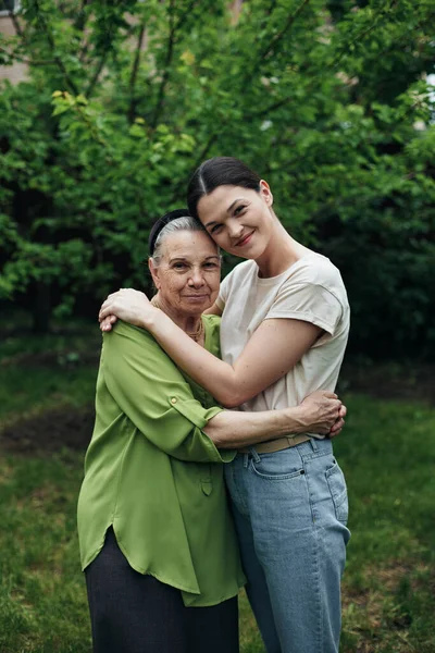 Abuela Nieta Abrazándose Sonriendo Jardín —  Fotos de Stock