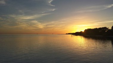 Denizin üzerinde gün batımı. Güzel gökyüzü.