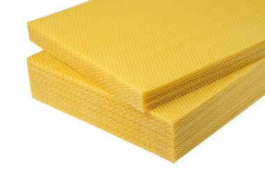 Balmumu. Beyaz arka planda bal arısının yeniden yapılanması için balmumu tabanı. Bal petekleri