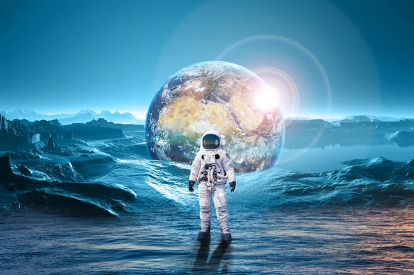 Astronaut Standing Out Earth Planet Planet Earth Sea — Photo