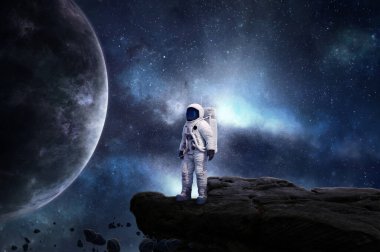 Gece Dünya 'sının dış uzayında astronot Ay' da yürüyen astronot kozmosit giyer. gelecek konsept, 3B yorumlama