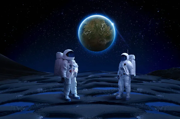 Deux Astronautes Sur Surface Rocheuse Avec Fond Mondial Rendu — Photo