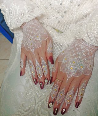 Gelin ve damat gelinlikte. Çiçekli güzel kız.