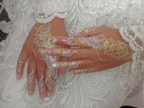 ブライダルリングとウェディングドレス花嫁の手 — ストック写真