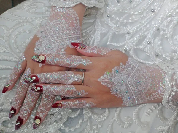 Close Mãos Mulher Com Anéis Henna Vestido Casamento — Fotografia de Stock