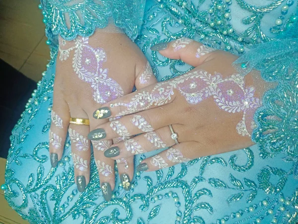 Закрытие Рук Невесты Свадебным Букетом — стоковое фото