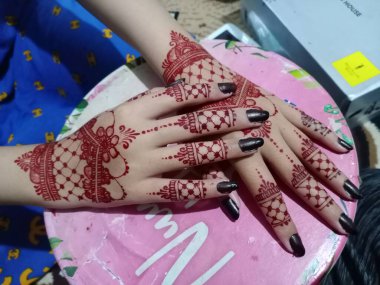 Gelinin ellerine bir buket düğün çiçeği yakın çekim.