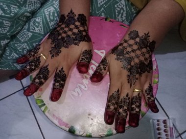 Gelinin ellerine bir buket düğün çiçeği yakın çekim.