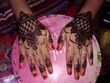 Gelinin ellerine bir buket düğün çiçeği yakın çekim.