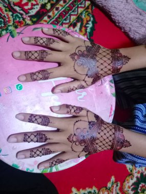 Gelinin ellerine bir buket düğün çiçeği yakın çekim.