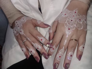 Gelinin ellerine bir buket düğün çiçeği yakın çekim.