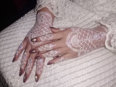 Gelinin ellerine bir buket düğün çiçeği yakın çekim.