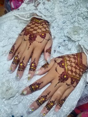 Gelinin ellerine bir buket düğün çiçeği yakın çekim.